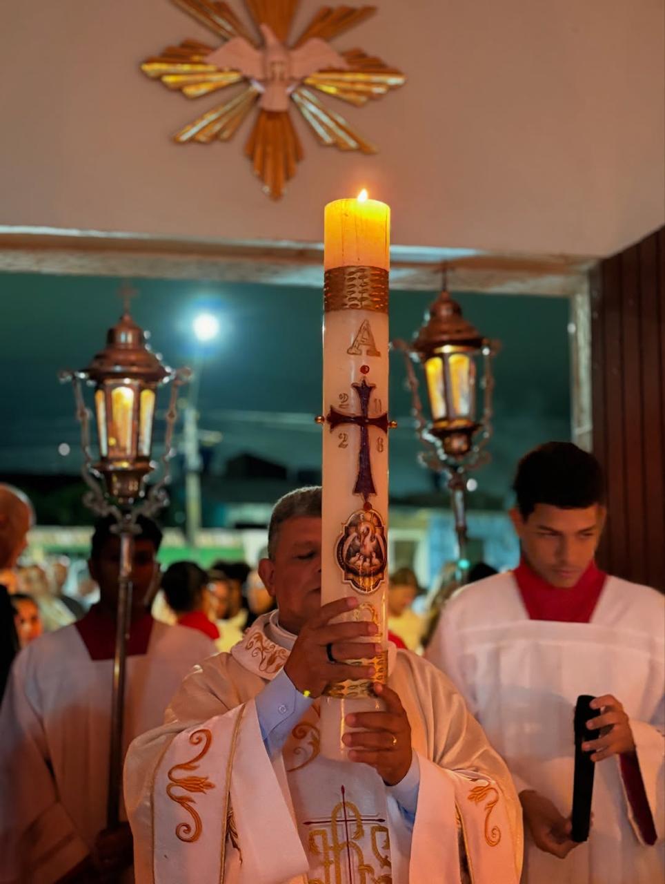 Vela acesa com arranjo de mel e incenso
