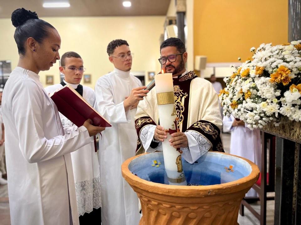 Círio Pascal posicionado para celebração em paróquia