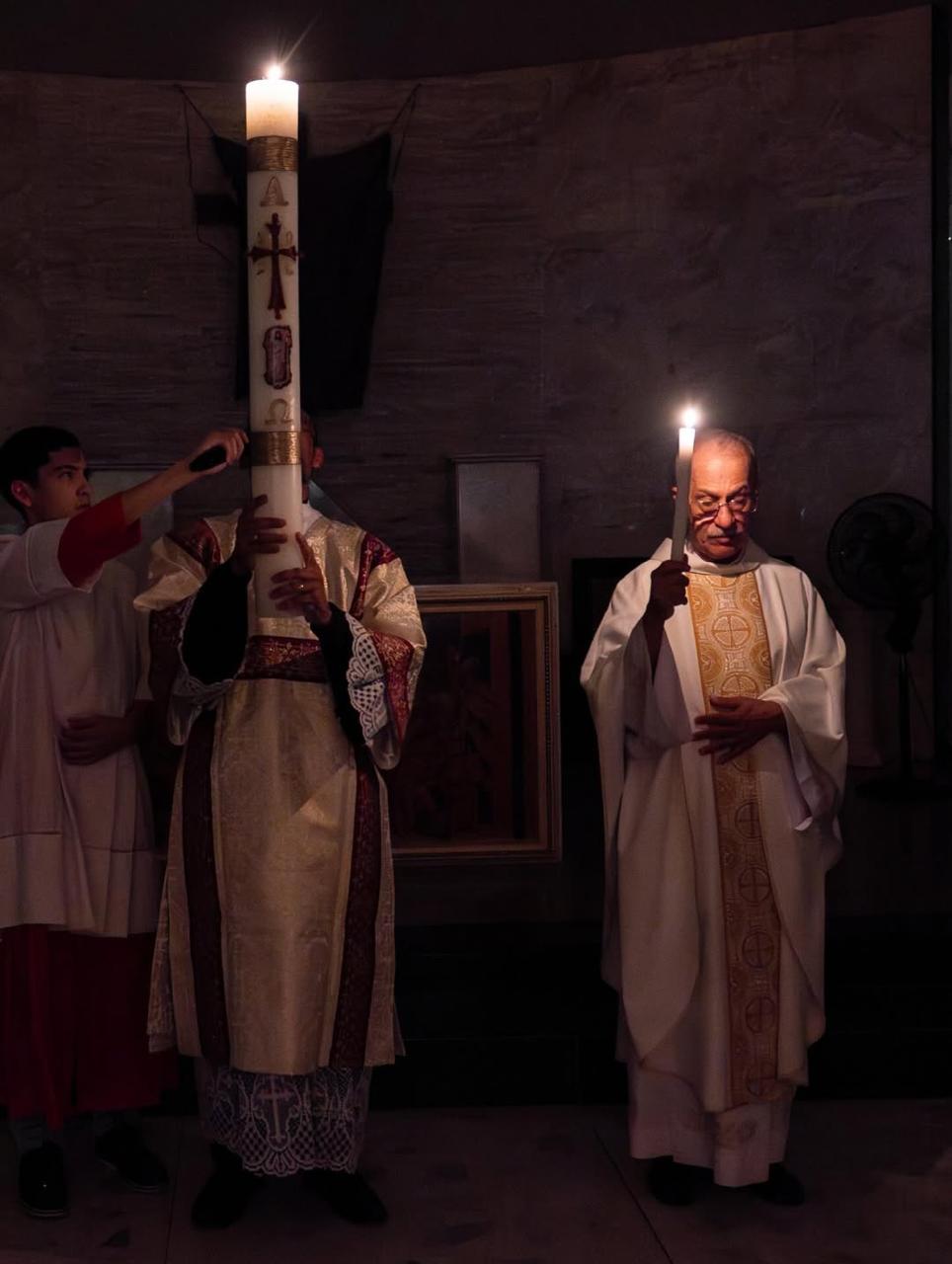 Vela litúrgica acesa no altar de uma igreja